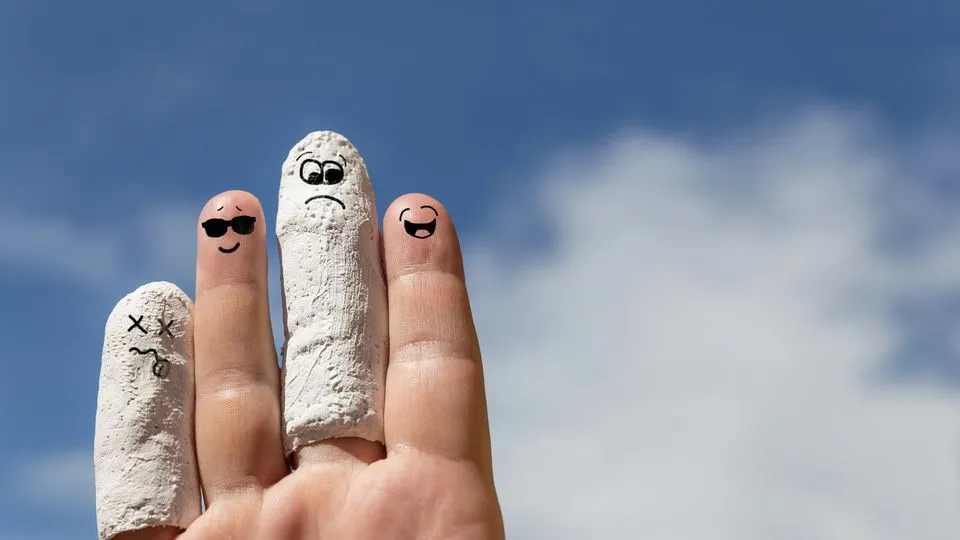 Hand vor blauem Himmel, eingegipste Finger, Konzept arbeitsunfähig oder Unfallversicherung
